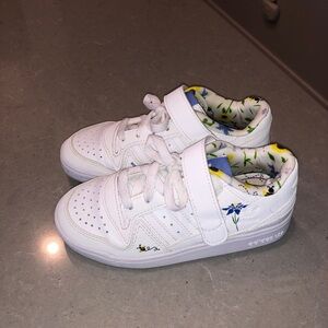 Adidas kids forum low Basketball shoe Bee & Flower Motif size 12